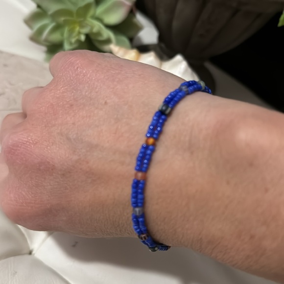 Free-New Handmade Bracelet-Seed Beads in Blue-Vintage Glass Bead Closure - Picture 10 of 12